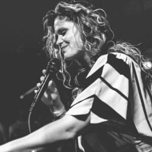 Mona Lee Sometimes it hurts Chart